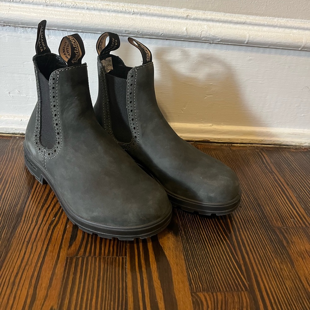 Gray women’s Blundstone boots size 3 AUS